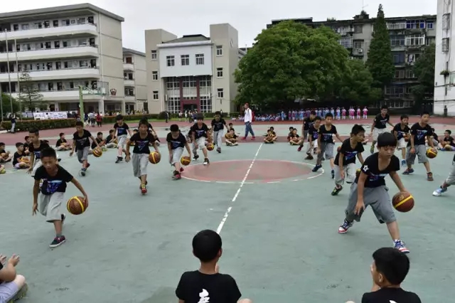 篮球作为衢州市柯城区鹿鸣小学的体育特色项目,一直以来受到孩子们